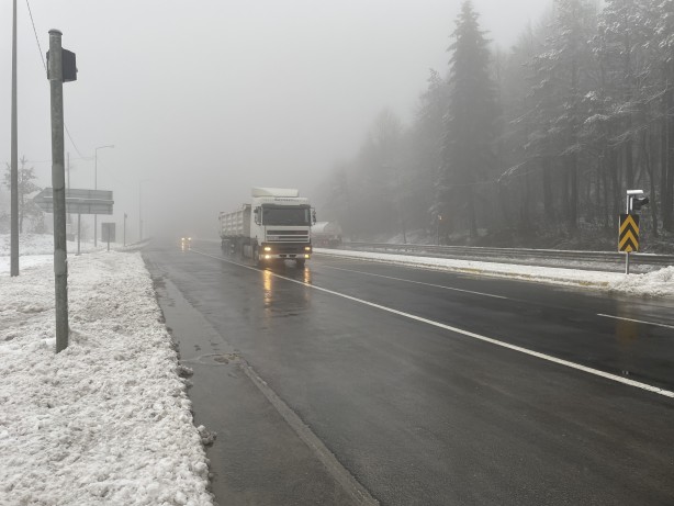Foto - Bolu Dağı'nda kar ve sis etkili oluyor! Ekiplerden sürücülere uyarı
