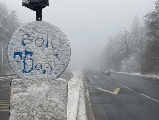 Foto - Bolu Dağı'nda kar ve sis etkili oluyor! Ekiplerden sürücülere uyarı