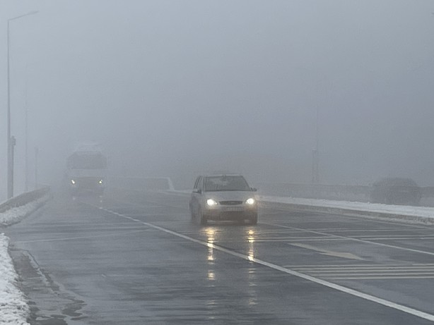 Foto - Bolu Dağı'nda kar ve sis etkili oluyor! Ekiplerden sürücülere uyarı