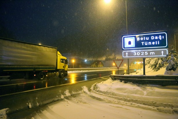 Bolu Dağı'nda kar yağışı etkili oluyor