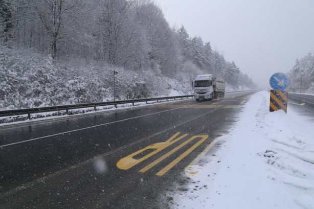 Bolu Dağı'nda kar yağışı etkisini gösteriyor