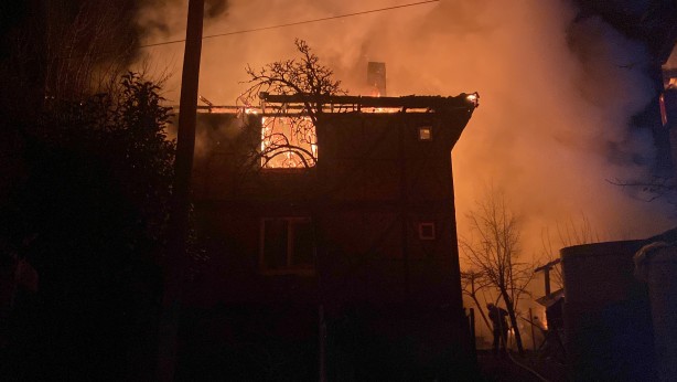 Foto - Bolu'da ahşap ev cayır cayır yandı!