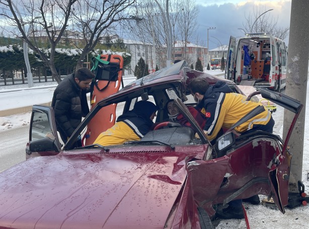 Foto - Bolu'da elektrik direğine çarpan otomobilin sürücüsü yaralandı
