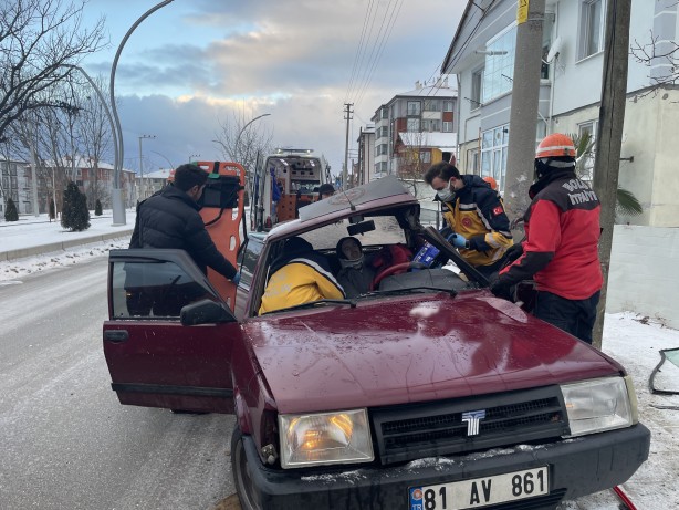 Bolu'da elektrik direğine çarpan otomobilin sürücüsü yaralandı