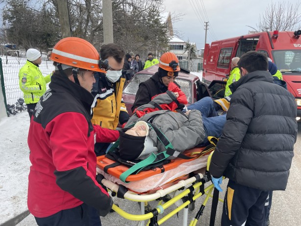 Foto - Bolu'da elektrik direğine çarpan otomobilin sürücüsü yaralandı