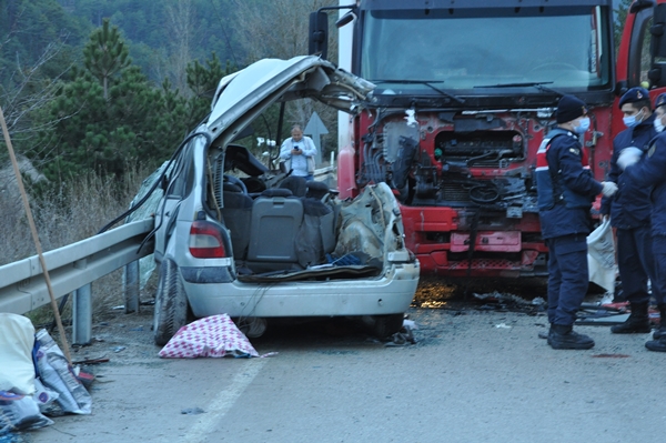 Foto - Bolu'da korkunç kaza: 2'si çocuk 4 kişi hayatını kaybetti