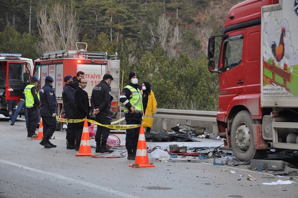 Foto - Bolu'da korkunç kaza: 2'si çocuk 4 kişi hayatını kaybetti
