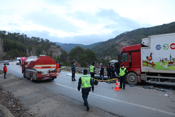 Foto - Bolu'da korkunç kaza: 2'si çocuk 4 kişi hayatını kaybetti