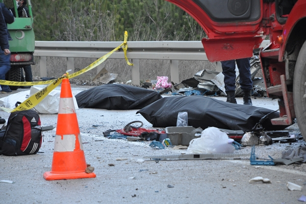 Foto - Bolu'da korkunç kaza: 2'si çocuk 4 kişi hayatını kaybetti