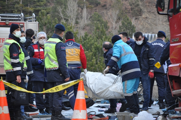 Foto - Bolu'da korkunç kaza: 2'si çocuk 4 kişi hayatını kaybetti
