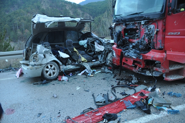 Foto - Bolu'da korkunç kaza: 2'si çocuk 4 kişi hayatını kaybetti
