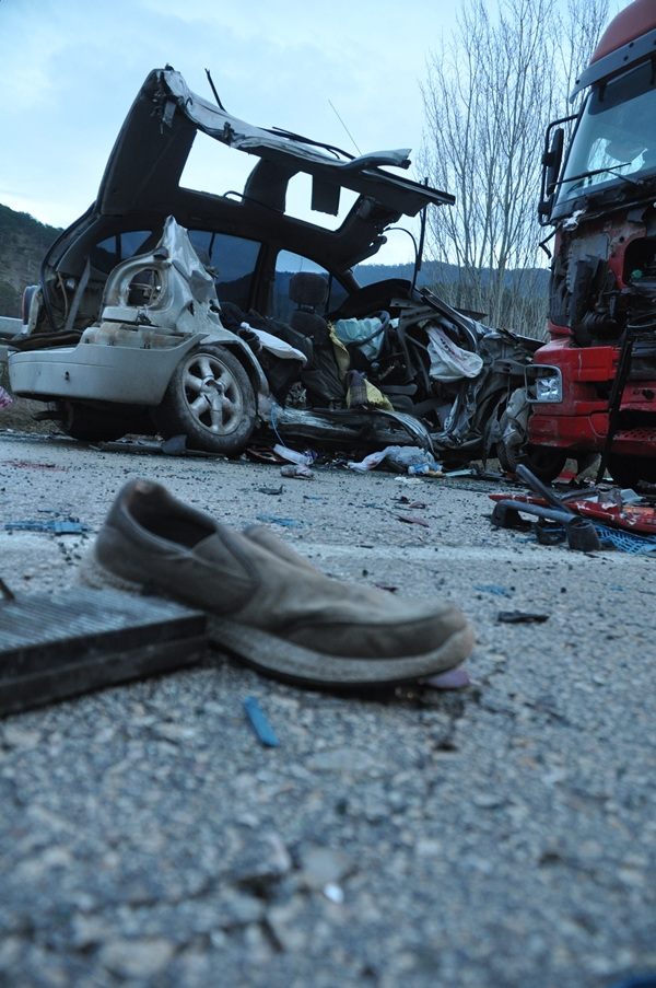 Foto - Bolu'da korkunç kaza: 2'si çocuk 4 kişi hayatını kaybetti