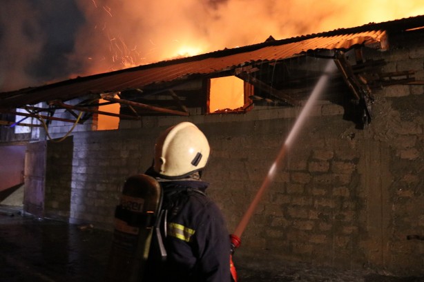 Foto - Bolu’da samanlık alevlere teslim oldu