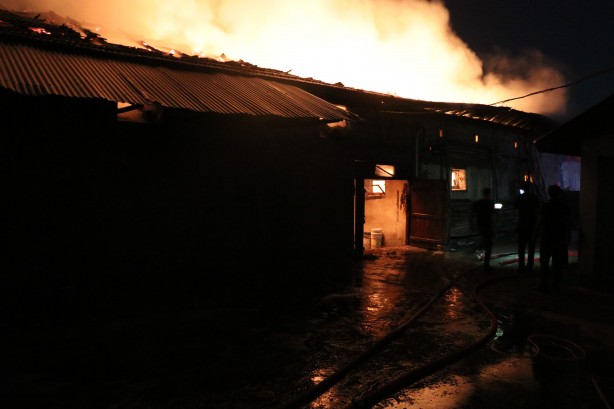 Foto - Bolu’da samanlık alevlere teslim oldu