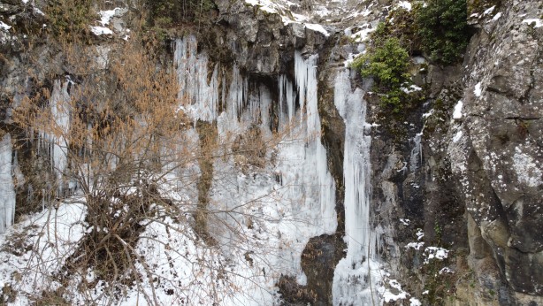Bolu'da şelaleler buz tuttu