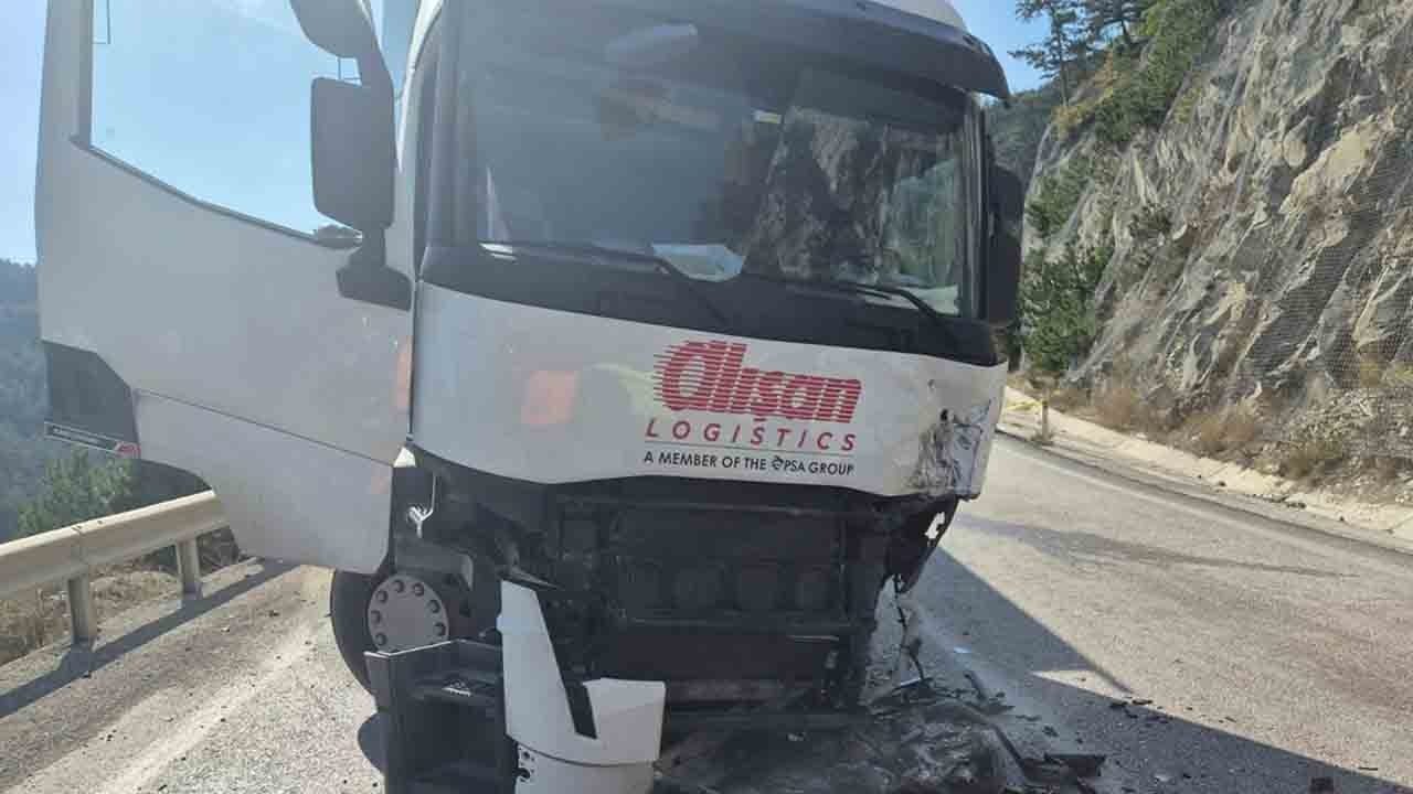 Foto - Bolu'da tır ile pikap kafa kafaya çarpıştı: 1 ölü, 2 yaralı