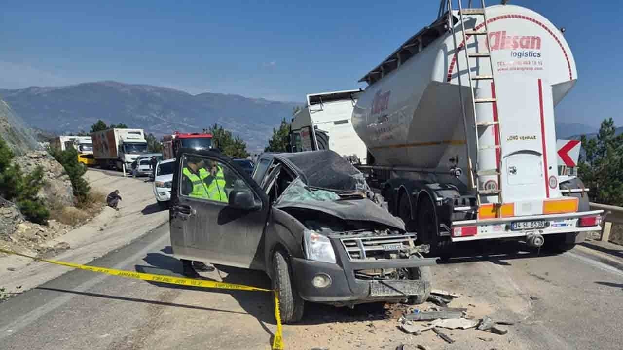 Bolu'da tır ile pikap kafa kafaya çarpıştı: 1 ölü, 2 yaralı