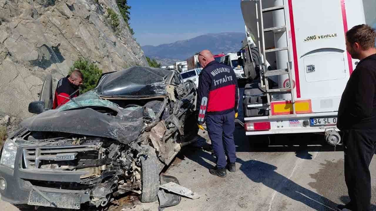 Foto - Bolu'da tır ile pikap kafa kafaya çarpıştı: 1 ölü, 2 yaralı
