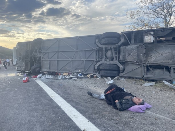 Foto - Bolu'da yolcu otobüsü devrildi! Çok sayıda yaralı var