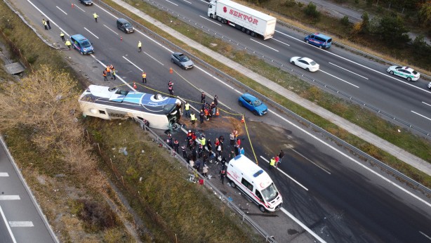 Foto - Bolu'da yolcu otobüsü devrildi! Çok sayıda yaralı var
