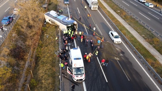 Foto - Bolu'da yolcu otobüsü devrildi! Çok sayıda yaralı var