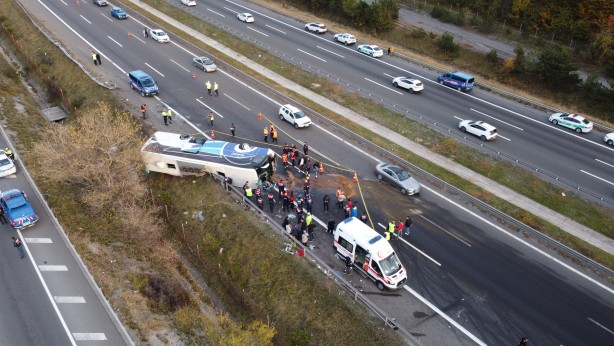 Foto - Bolu'da yolcu otobüsü devrildi! Çok sayıda yaralı var