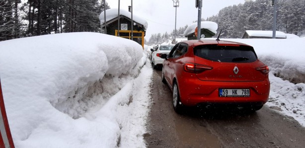 Foto - Bolu'daki Abant Tabiat Parkı ile Karabük'teki Keltepe Kayak Merkezi'nde kar etkili oluyor