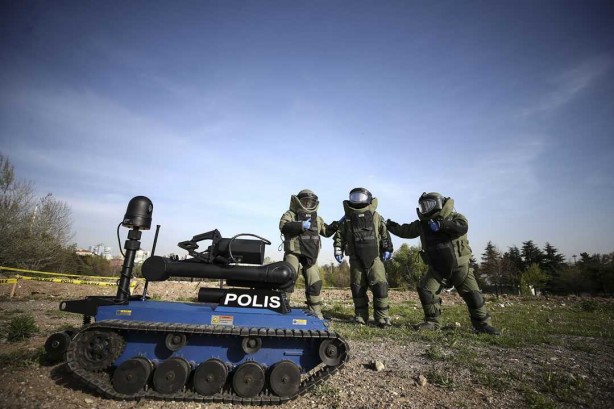 Bomba imha uzmanları "İlk hatan, son hatan olur" sloganıyla hareket ediyor