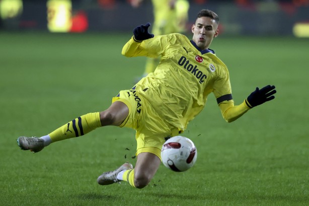 Foto - Bomba teklif aldığını açıkladı ve gerçek başka çıktı! Fenerbahçe bu sefer baltayı taşa vurdu!