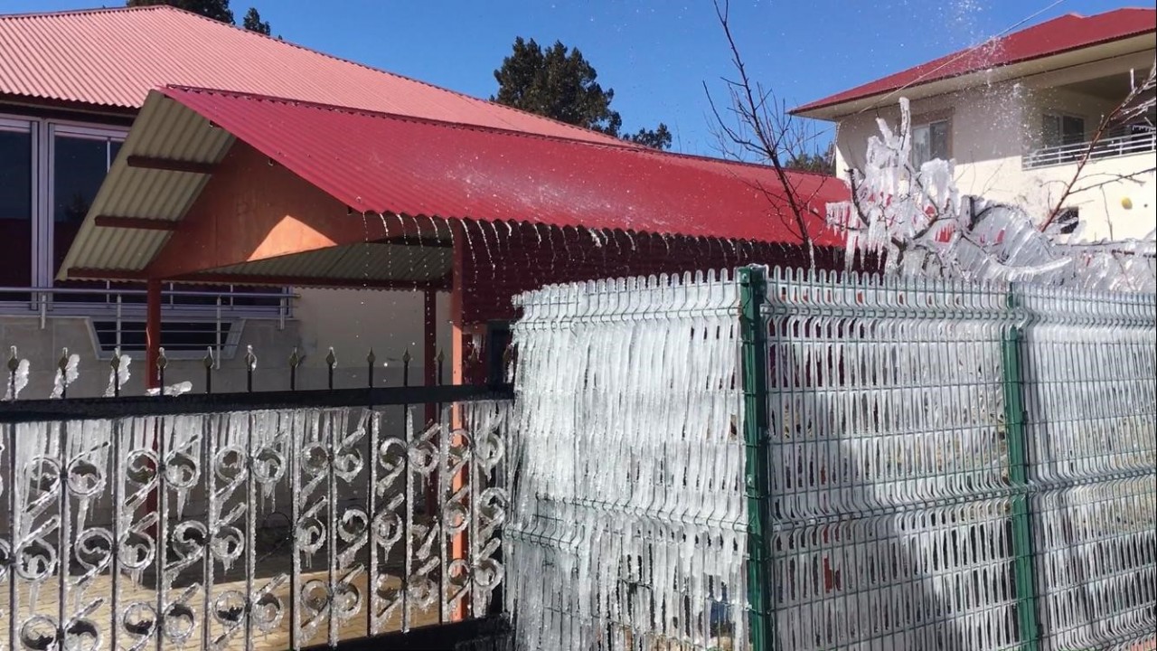 Foto - Borulardan fışkıran sular buz tutunca ortaya bu görüntüler çıktı