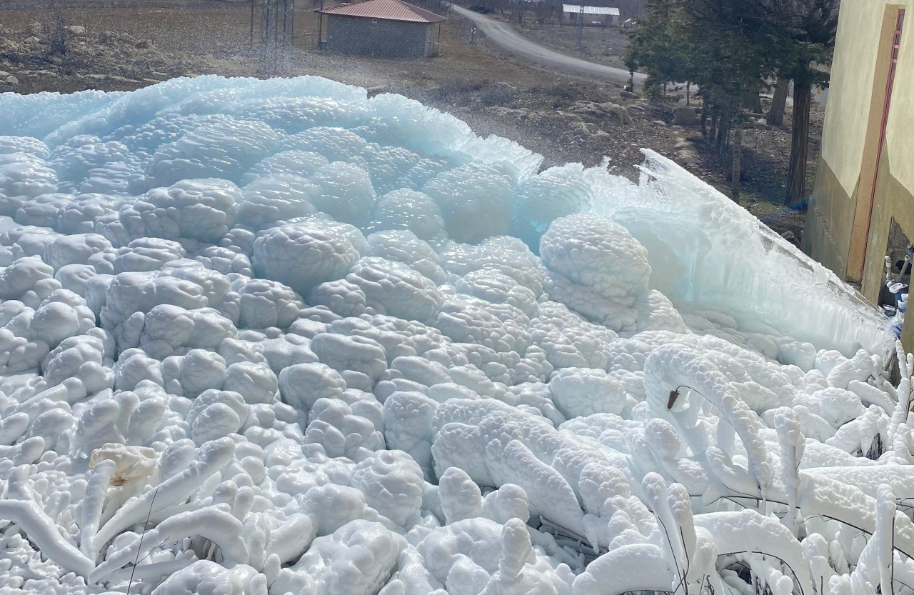 Foto - Borulardan fışkıran sular buz tutunca ortaya bu görüntüler çıktı