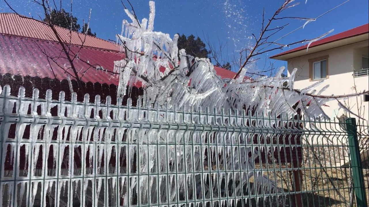 Foto - Borulardan fışkıran sular buz tutunca ortaya bu görüntüler çıktı