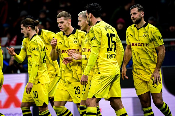 Foto - Borussia Dortmund turladı! Milan sahaya gömüldü