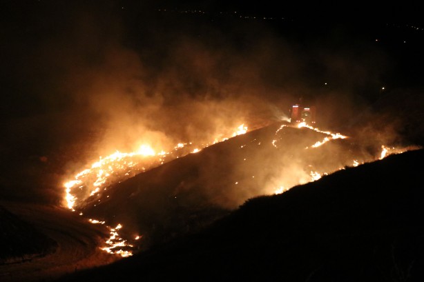 Foto - Boş arazide başlayan yangın 8 saattir sürüyor