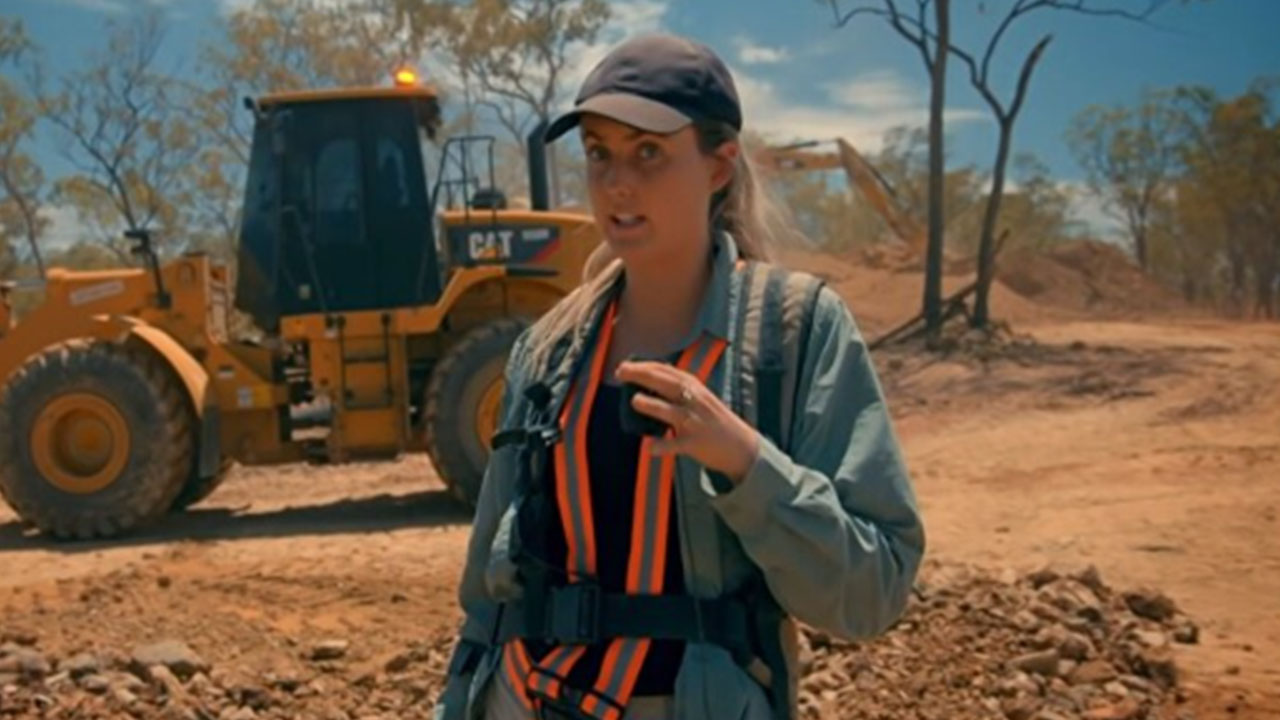 Foto - Boş arazide büyük bir hazine buldu! Kendisi bile inanamadı, altının büyüklüğü paha biçilemiyor
