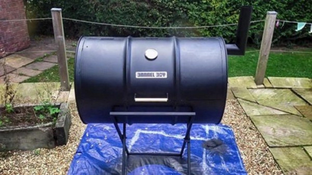 Foto - Boş varilden barbekü yaptı!