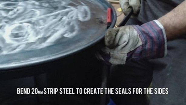 Foto - Boş varilden barbekü yaptı!