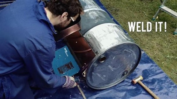 Foto - Boş varilden barbekü yaptı!