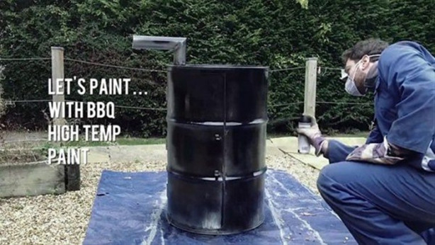 Foto - Boş varilden barbekü yaptı!