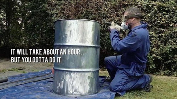 Foto - Boş varilden barbekü yaptı!