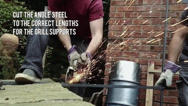 Foto - Boş varilden barbekü yaptı!