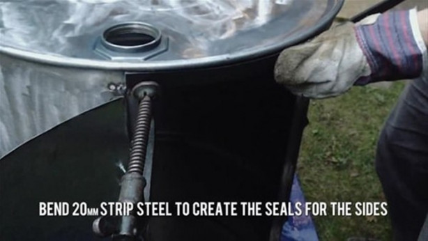 Foto - Boş varilden barbekü yaptı!