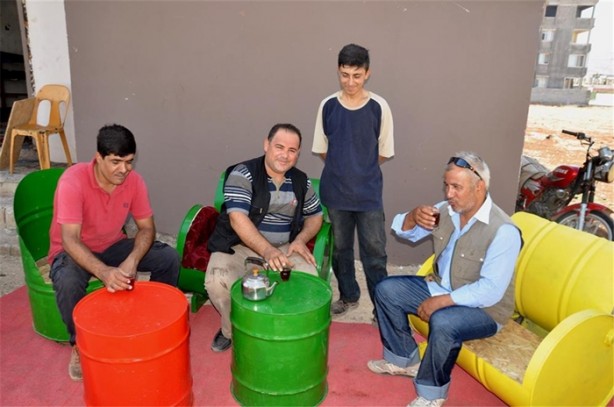 Foto - Boş varilleri öyle bir değerlendirdi ki!