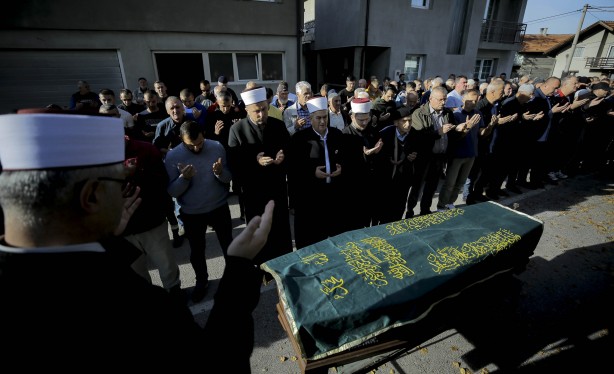 Bosna Hersek'te 22 kurbana ait kemik kalıntıları tek tabutta defnedildi