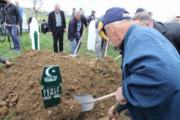 Foto - Bosna Savaşı'nın bir kurbanı daha toprağa verildi