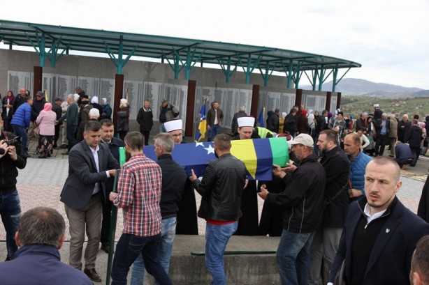 Foto - Bosna Savaşı'nın bir kurbanı daha toprağa verildi