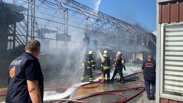 Foto - Boya fabrikası küle döndü! Ekipler olay yerinde