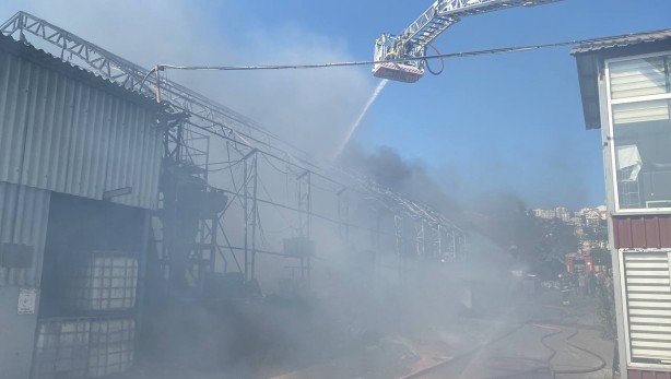 Foto - Boya fabrikası küle döndü! Ekipler olay yerinde