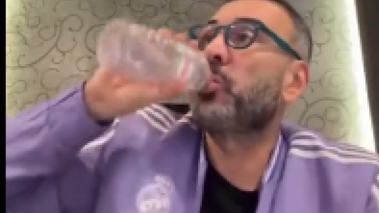 Boykot markalı suyu içen Ertem Şener'in tavrı tepki topladı: Kafayı mı yediniz siz?