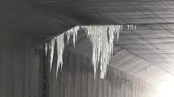 Foto - Boyları 1 metreyi buldu! Araçlar büyük tehlike altında